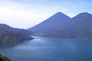 Zwischen Vulkanen eingebettet liegt der geheimnisvolle Lago de Atitl&aacute;n, der zweitgr&ouml;&szlig;te See Guatemalas.