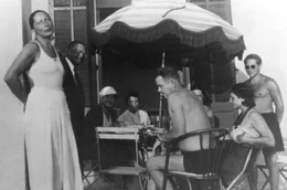 Marta (li.) und Lion Feuchtwanger (re.) mit G&auml;sten (darunter Aldous Huxley und seine Frau Maria) in Sanary-sur-Mer, 1933