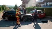 Autounfall – Polizei und Rettungssanitäter sind vor Ort. Autounfall – Polizei und Rettungssanitäter sind vor Ort.