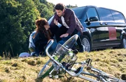ARD STURM DER LIEBE FOLGE 4615, am Dienstag (25.08.26) um 15:10 Uhr im ERSTEN. Als Kilian (Anthony Paul, r.) feststellt, dass die Bremse manipuliert wurde, verdächtigen Fanny (Johanna Graen, l.) und er Larissa. ARD STURM DER LIEBE FOLGE 4615, am Dienstag (25.08.26) um 15:10 Uhr im ERSTEN. Als Kilian (Anthony Paul, r.) feststellt, dass die Bremse manipuliert wurde, verdächtigen Fanny (Johanna Graen, l.) und er Larissa.