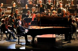 Bertrand Chamayou am Klavier mit dem Sinfonieorchester Les Si&egrave;cles unter der Leitung von Jakob Lehmann im Grand Th&eacute;&acirc;tre de Provence in Aix-en-Provence