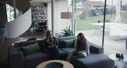 Marielle (Laeni Geiseler, r.) fragt Anna (Sissy H&ouml;fferer, l.), ob sie je von ihr getr&auml;umt hat.