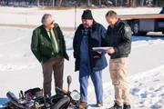 Hubert (Christian Tramitz, r.) und Girwidz (Michael Brandner, l.) entdecken auf einer Wiese einen verunglückten Motorradfahrer. Rappenglück (Peter Rappenglück, M.) braucht erst einmal ein ausgefülltes Antragsformular, bevor er abschleppt Hubert (Christian Tramitz, r.) und Girwidz (Michael Brandner, l.) entdecken auf einer Wiese einen verunglückten Motorradfahrer. Rappenglück (Peter Rappenglück, M.) braucht erst einmal ein ausgefülltes Antragsformular, bevor er abschleppt