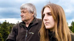 F&ouml;rster Vajnar mit Nachfolgerin Veronika auf dem Kammplateau.