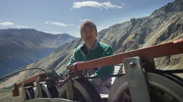 H&uuml;ttenwirt Markus Pirpamer kontrolliert die Material-Seilbahn.