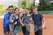 Im jüdischen Sportverein Makkabi spielt Tobi (rechts) mit Familie Meyer Tennis. Im jüdischen Sportverein Makkabi spielt Tobi (rechts) mit Familie Meyer Tennis.