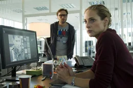 Annette und ihr Mitarbeiter Andr&eacute; sto&szlig;en auf Bilder von Annettes Jugendliebe Michael (Sophie von Kessel, Tim Sander).