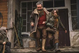 Von ihrem Onkel Jonas (Eddie Marsan, l.) erhofft sich Vesper (Raffiella Chapman, r.) Hilfe, um die Maschine ihres Vaters zu reparieren.