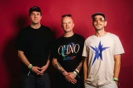 Schowi (l.), DJ 5ter Ton (M.) und Ju (r.) von "Massive T&ouml;ne" haben den deutschen Hip-Hop nachhaltig gepr&auml;gt. Sie luden zum 30-j&auml;hrigen Jubil&auml;um des Stuttgarter Kreativ-Netzwerks &bdquo;0711&ldquo; Rap-Stars aus ganz Deutschland zu einem einzigartigen Konzert ein.
