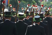 Neuss ist im Ausnahmezustand und die Lokalzeit live dabei. Vier Tage lang übernehmen die Schützen die Stadt, Hunderttausende feiern dabei mit. Moderatorin Désirée Rösch meldet sich live von der großen Festwiese auf dem Landesgartenschau-Gelände. In der 30-minütigen Sondersendung stehen die schönsten und emotionalsten Momente des Festes im Mittelpunkt. Schützen in Uniformen marschieren beim Neusser Schützenfest. Neuss ist im Ausnahmezustand und die Lokalzeit live dabei. Vier Tage lang übernehmen die Schützen die Stadt, Hunderttausende feiern dabei mit. Moderatorin Désirée Rösch meldet sich live von der großen Festwiese auf dem Landesgartenschau-Gelände. In der 30-minütigen Sondersendung stehen die schönsten und emotionalsten Momente des Festes im Mittelpunkt. Schützen in Uniformen marschieren beim Neusser Schützenfest.