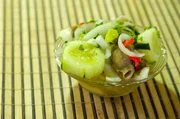 Zwiebel, Chili, Gurke und Kr&auml;uter sind die entscheidenden Zutaten f&uuml;r marinierte Schweinef&uuml;&szlig;e, einem Klassiker der traditionellen K&uuml;che Panamas.