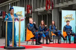 L-R: Super President Kickbutt (Daniele Gaither), Chris Tallman als Hank, Rosa Blasi als Barb, Kira Kosarin als Phoebe und Jack Griffo als Max .
