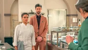 Julius (m. Jan Stapelfeldt) stellt Ellie (l. Kim Biebow) trotz falscher Zeugnisse als K&ouml;chin im Carlas ein. Wird Victoria (r. Caroline Schreiber) seine Entscheidung akzeptieren?