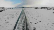 In kalten Regionen werden Eisstraßen im Winter für den Gütertransport genutzt – sie verlaufen über zugefrorene Flüsse und Seen. In kalten Regionen werden Eisstraßen im Winter für den Gütertransport genutzt – sie verlaufen über zugefrorene Flüsse und Seen.