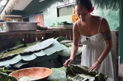 Die Chefk&ouml;chin Nanihi Papai bereitet Pua'a choux zu: Diesen Eintopf isst man in Franz&ouml;sisch-Polynesien gerne zum traditionellen Ma'a Tahiti-Fest in gro&szlig;er Runde.