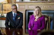 Auf öffentlichen Druck hin empfangen die Staatsminister James Cleverly (Christopher Colqhoun) und Liz Truss (Vivienne Gibbs) Richard Ratcliffe. Auf öffentlichen Druck hin empfangen die Staatsminister James Cleverly (Christopher Colqhoun) und Liz Truss (Vivienne Gibbs) Richard Ratcliffe.