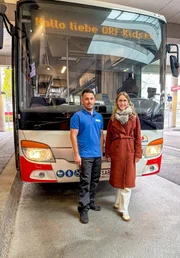 Busfahrer Michael und Lena vor ihrem Bus.
