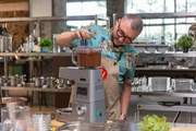 Sebastian Lege kocht gemeinsam mit Schülerinnen und Schülern der Wilhelm-Lehmbruck-Schule Dorsten eine gesunde Schokopudding-Variante. Sebastian Lege kocht gemeinsam mit Schülerinnen und Schülern der Wilhelm-Lehmbruck-Schule Dorsten eine gesunde Schokopudding-Variante.