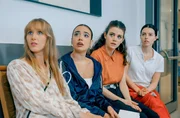 v.l.n.r.: Tiziana 'Tiz' Sund (Theresa Riess), Vero Amos (Mara Romei), Jennifer 'Jenny' Tichy (Anja Pichler) und Penelope 'Nelly' Sund (Fanni Schneider). v.l.n.r.: Tiziana 'Tiz' Sund (Theresa Riess), Vero Amos (Mara Romei), Jennifer 'Jenny' Tichy (Anja Pichler) und Penelope 'Nelly' Sund (Fanni Schneider).