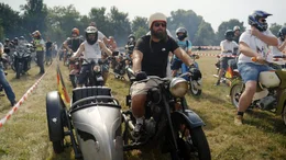 Bei der Moped-Ausfahrt von Ulrich Siegmund ging es um ostdeutsche Identit&auml;t und Freiheit &ndash; so sagt er es zumindest auf der B&uuml;hne.