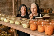 Schwester Agnes hortet Vorräte im Keller (v.li.: Karin Gregorek, Emanuela von Frankenberg). Schwester Agnes hortet Vorräte im Keller (v.li.: Karin Gregorek, Emanuela von Frankenberg).
