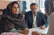 Nazanins Eltern Mamani (Behi Djanati Atai, 2.v.l.) und Baba (Bijan Daneshmand, 3.v.l.) besuchen ihre Tochter (Narges Rashidi, re.) im Gefängnis. Nazanins Eltern Mamani (Behi Djanati Atai, 2.v.l.) und Baba (Bijan Daneshmand, 3.v.l.) besuchen ihre Tochter (Narges Rashidi, re.) im Gefängnis.