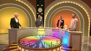 Guido Cantz (li.) mit Kandidaten am Gl&uuml;cksrad