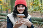 In den Brandenburger Wäldern ist Lucie auf Pilzsuche. In den Brandenburger Wäldern ist Lucie auf Pilzsuche.