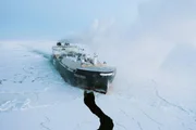 Mit der Öffnung neuer Schifffahrtsrouten in der Arktis und gewaltigen Vorkommen an Öl, Gas, Gold sowie seltenen Erden und anderen strategischen Rohstoffen wird die Insel zu einem begehrten Ziel für Staaten und Konzerne. Mit der Öffnung neuer Schifffahrtsrouten in der Arktis und gewaltigen Vorkommen an Öl, Gas, Gold sowie seltenen Erden und anderen strategischen Rohstoffen wird die Insel zu einem begehrten Ziel für Staaten und Konzerne.