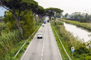 50 Kilometer schnurgeradeaus: Bis heute gilt der Abschnitt zwischen Cisterna und Terracina als längste gerade Straßenstrecke in Europa. 50 Kilometer schnurgeradeaus: Bis heute gilt der Abschnitt zwischen Cisterna und Terracina als längste gerade Straßenstrecke in Europa.