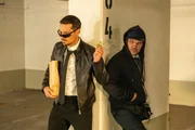 Andreas (Klaus Steinbacher, l.) &bdquo;organisiert&ldquo; sich bei Pf&ouml;rtner J&uuml;rgen (Moritz Katzmair, r.) ein neues Handy. Ohne kann er nicht.