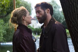 Annette Schuster (Sophie von Kessel) verbindet mit Michael Rosch (Benjamin Sadler) Jugendliebe und Schuld.