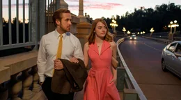 Mia (Emma Stone) und Sebastian (Ryan Gosling) spazieren durch Los Angeles. (Lizenzzeit bis 23.11.2026)