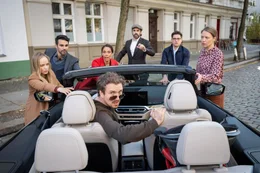 Jule (Friederike Kempter, l.), S&ouml;ren (Luka Dimi?, 2.v.l.), Noemi (Lara-Sophie Milagro, 3.v.l.), Anton (Tobias Oertel, M.), Darius (Timur Isik, 2.v.r.) und Patrizia (Anna Br&uuml;ggemann, r.) stehen vor einem Cabrio und schauen auf den am Steuer sitzenden Georg (Jan Krauter, 4.v.l.).
