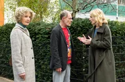 „Ihr Ton ist unangemessen“: Matthias Vogel (Andreas Lust) liest „Karotte“ (Maria Furtwängler, r.) die Leviten. Auch Charlottes Mutter Annemarie (Kathrin Ackermann, l.) macht Charlotte Sorgen „Ihr Ton ist unangemessen“: Matthias Vogel (Andreas Lust) liest „Karotte“ (Maria Furtwängler, r.) die Leviten. Auch Charlottes Mutter Annemarie (Kathrin Ackermann, l.) macht Charlotte Sorgen