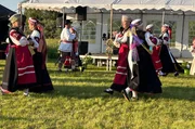 Die Setukesen, eine ethnische Minderheit in Estland, tanzen beim Mittsommerfest in ihrer Tracht. Die Setukesen, eine ethnische Minderheit in Estland, tanzen beim Mittsommerfest in ihrer Tracht.