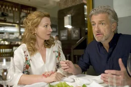 Restaurantbesitzerin Nora (Tatjana Alexander, li.) und Therapeut Christian (Dominic Raacke, re.)  Honorarfrei - nur f&uuml;r diese Sendung bei Nennung ZDF und Erika Hauri