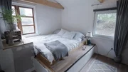 „Nichts hält länger als ein Provisorium“ – so auch das Bett im Schlafzimmer. „Nichts hält länger als ein Provisorium“ – so auch das Bett im Schlafzimmer.