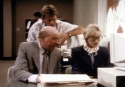 (v.l.n.r.) Pete (Dana Elcar), MacGyver (Richard Dean Anderson) und Joanne (Pamela Bowen) &uuml;berpr&uuml;fen am Computer die Akten.