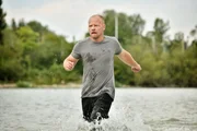 Micha Oberländer (Matthias Koeberlin) rennt ins Wasser, um das gefundene Baby zu retten. Micha Oberländer (Matthias Koeberlin) rennt ins Wasser, um das gefundene Baby zu retten.