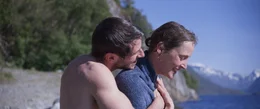 Mathieu (Gaspard Ulliel) umarmt H&eacute;l&egrave;ne (Vicky Krieps) nach dem Schwimmen im Fjord.