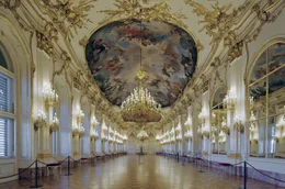 In der Gro&szlig;en Galerie zeigt sich der repr&auml;sentative Prunk der Kaiserresidenz.