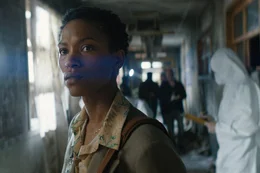 Evelyn (Jojo T.Gibbs) an einem Tatort, in der verlassenen Schule, in der Doug mit seinen Hunden lebte.