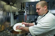 Chefkoch Marco Carella bereitet in seinem Gourmetrestaurant den Star der sizilianischen K&uuml;che zu: Anelletti al forno.