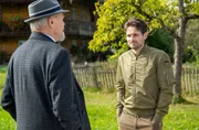 Werner (Dirk Galuba l.) wühlt eine Begegnung mit Adam (Philip Birnstiel r.) auf, als der sich hilfsbereit zeigt. Werner (Dirk Galuba l.) wühlt eine Begegnung mit Adam (Philip Birnstiel r.) auf, als der sich hilfsbereit zeigt.