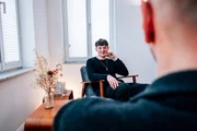 "37°Leben" begleitet Jannis auf seinem Weg in die Therapie. Gemeinsam mit Psychotherapeut Daniel Wagner wagt er den Schritt und setzt sich in den Sitzungen mit seinem negativen Selbstbild auseinander. Er lernt, sich selbst mehr zu akzeptieren. "37°Leben" begleitet Jannis auf seinem Weg in die Therapie. Gemeinsam mit Psychotherapeut Daniel Wagner wagt er den Schritt und setzt sich in den Sitzungen mit seinem negativen Selbstbild auseinander. Er lernt, sich selbst mehr zu akzeptieren.
