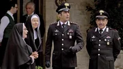 Maresciallo Cecchini (Nino Frassica, r.) am&uuml;siert sich dar&uuml;ber, dass der Capitano (Simone Montedoro) Stress mit seiner Tante und ihrer Ordensschwester hat.