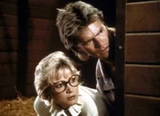 Joanne (Pamela Bowen, l.) und MacGyver (Richard Dean Anderson, r.) belauschen ein Gespr&auml;ch.
