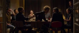 H&eacute;l&egrave;ne (Vicky Krieps) verl&auml;sst den Tisch w&auml;hrend des Essens mit Mathieu (Gaspard Ulliel) und Freunden.