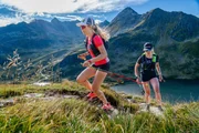 v.li.: Tamara Steiner und Carina Schrempf beim Trailrunning beim Unterer Giglachsee während des Drehs für die ServusTV-Serie "Bergwelten" am 4. September 2023, Schladming, Steiermark, Österreich v.li.: Tamara Steiner und Carina Schrempf beim Trailrunning beim Unterer Giglachsee während des Drehs für die ServusTV-Serie "Bergwelten" am 4. September 2023, Schladming, Steiermark, Österreich